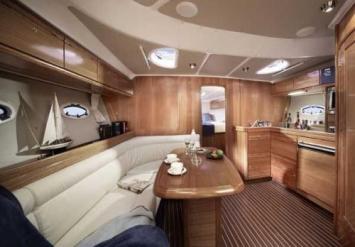 Yachtcharter Bavaria BMB 37 Salon2