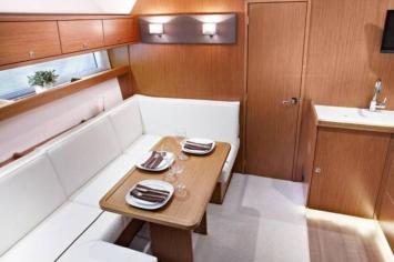 Yachtcharter Bavaria 39 sport HT 2cab salon