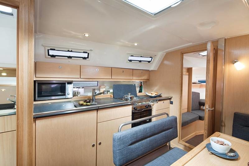 Yachtcharter Bavaria 40 cruiser avantgrade 3cab kitchen