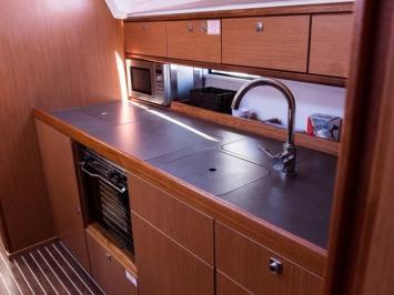 Yachtcharter Bavaria 41 3cab kitchen