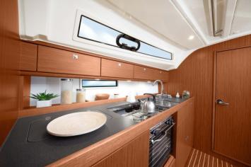 Yachtcharter Bavaria 41 Exclusive 3cab kitchen 