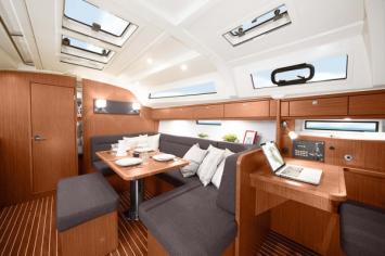 Yachtcharter Bavaria 41 Exclusive 3cab salon 