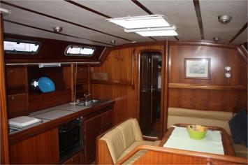 Yachtcharter Bavaria 42 4cab salon