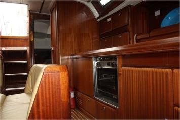 Yachtcharter Bavaria 42 4cab kitchen