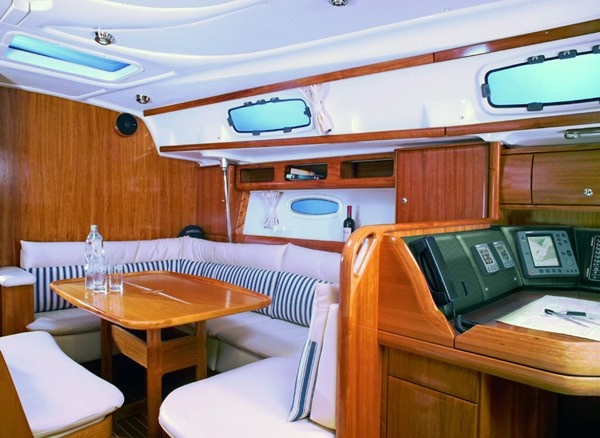 Yachtcharter Bavaria 42 Customline 3cab salon