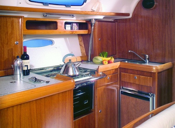 Yachtcharter Bavaria 42 Customline 3cab kitchen