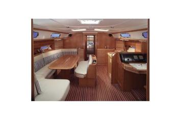 Yachtcharter Bavaria 44 Cruiser 3cab salon