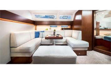 Yachtcharter Bavaria 46 3cab salon