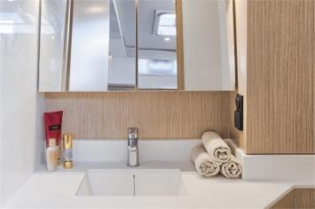 Yachtcharter Bavaria C45 4cab bathroom