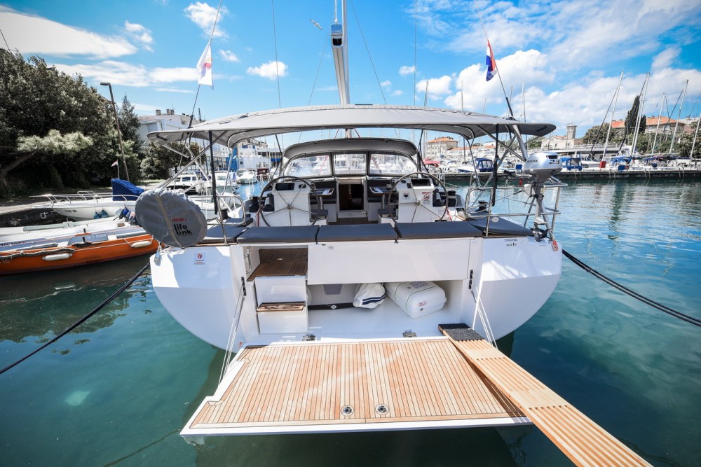 Yachtcharter Bavaria C50 style 3cab back