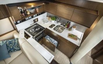 Yachtcharter Bavaria C57 3cab kitchen