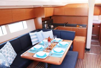 Yachtcharter Bavaria C57 Holiday 5cab salon