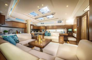 Yachtcharter Bavaria C57 style 5cab salon