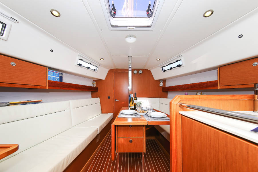 Yachtcharter Bavaria Cruiser 32 Avantgrade 2cab salon