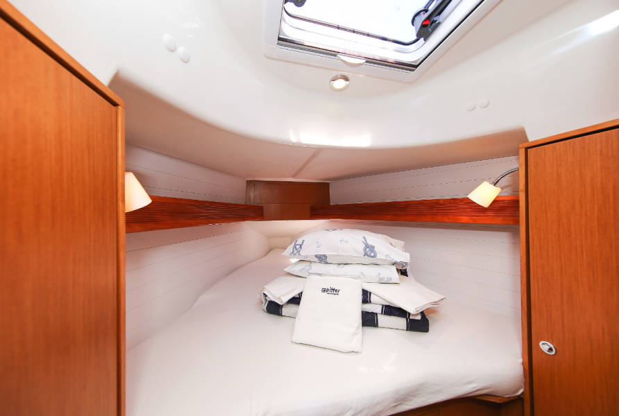 Yachtcharter Bavaria Cruiser 32 Avantgrade 2cab cabin