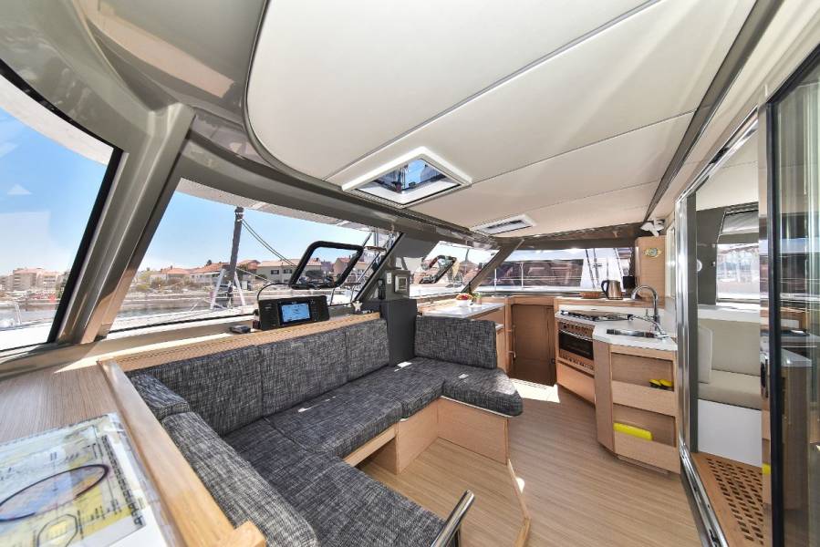 Yachtcharter Bavaria Nautitech 40 open 4cab salon