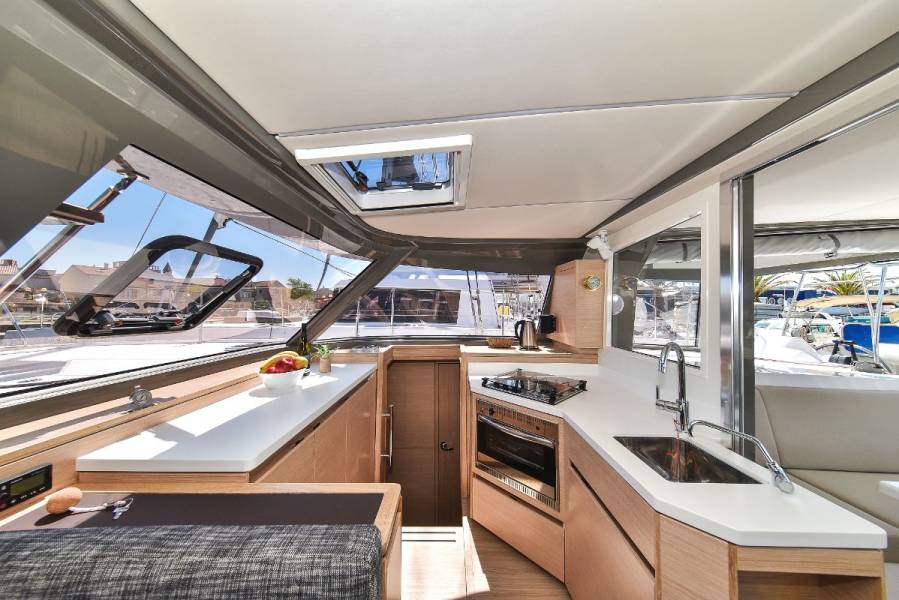 Yachtcharter Bavaria Nautitech 40 open 4cab Kitchen