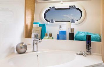 Yachtcharter Bavaria S30 1cab bathroom