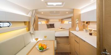 Yachtcharter Bavaria S33 open 2cab salon