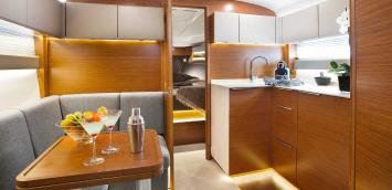 Yachtcharter Bavaria S36 open 2cab salon