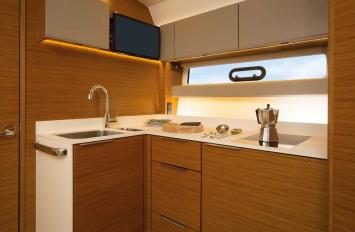 Yachtcharter Bavaria S40 HT 2cab Kitchen