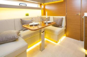 Yachtcharter Bavaria S40 open 2cab salon