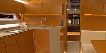 Yachtcharter Bavaria S45 HT 3cab Kitchen