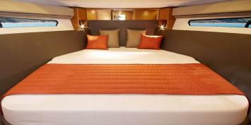 Yachtcharter Bavaria S45 HT 3cab bed