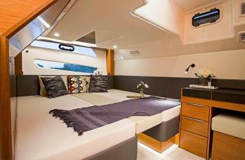 Yachtcharter Bavaria S45 HT 3cab cabin