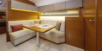 Yachtcharter Bavaria S45 open 3cab salon