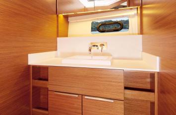 Yachtcharter Bavaria S45 open 3cab bathroom