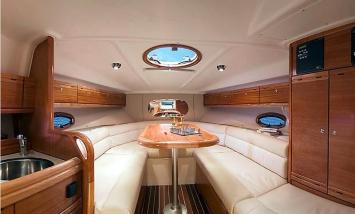 Yachtcharter Bavaria sport 30 1cab salon