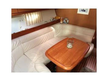 Yachtcharter Bavaria sport 33 2cab salon