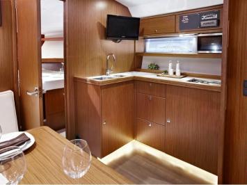 Yachtcharter Bavaria sport 39 2cab Kitchen