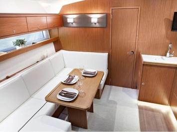 Yachtcharter Bavaria sport 39 2cab salon