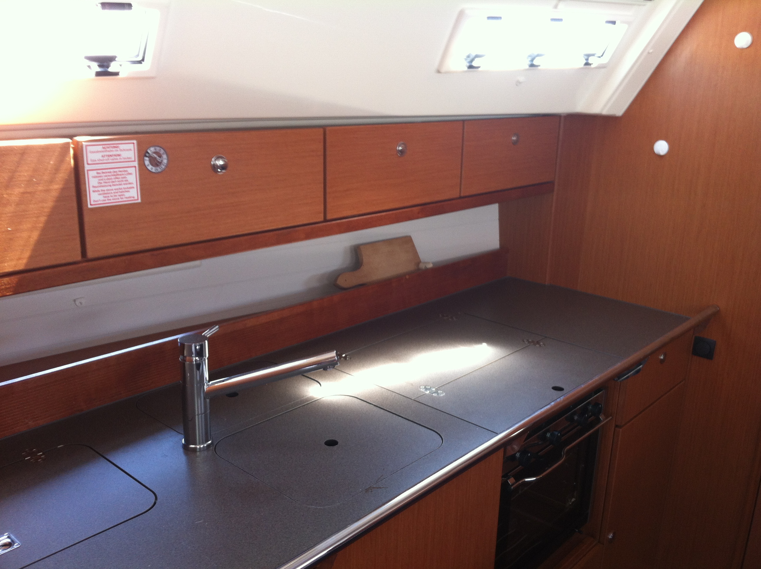 Yachtcharter Bavaria voyager 40 3cab KItchen