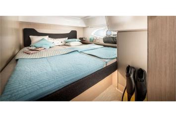 Yachtcharter Bavaria E40 Fly 2cab bed