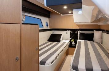 Yachtcharter Bavaria Virtess 420 Fly 2cab bed