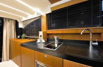 Yachtcharter Bavaria Virtess 420 Fly 2cab Kitchen