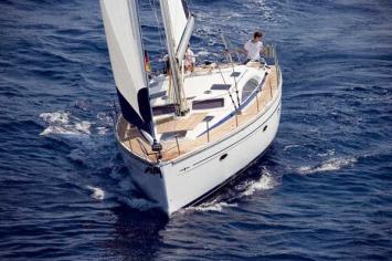 Yachtcharter Bavaria Vision 44 3cab top