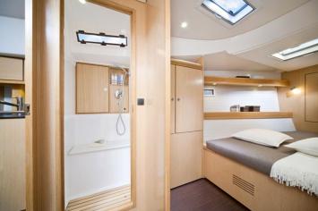 Yachtcharter Bavaria C45 style 3cab cabin