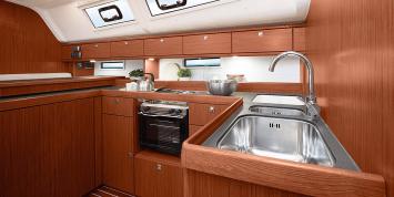 Yachtcharter Bavaria 51 Cruiser 5cab Kitchen