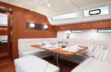 Yachtcharter Bavaria 51 Cruiser 5cab salon