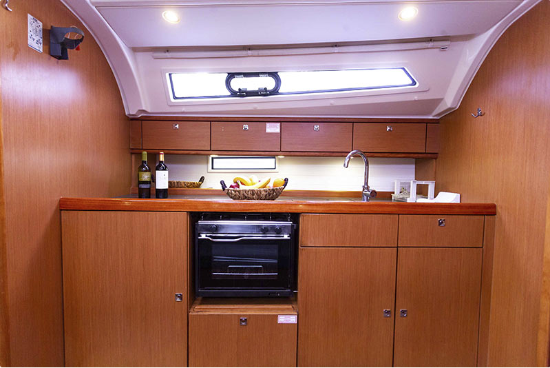 Yachtcharter Bavaria 41 3cab kitchen