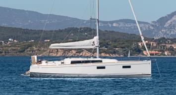 Yachtcharter Oceanis 38.1 3cab sideview