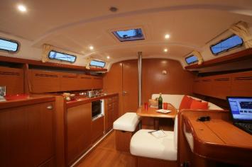 Yachtcharter Oceanis 43.3 4cab salon