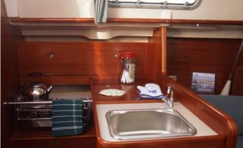 Yachtcharter Oceanis 281 2cab Kitchen