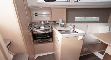 Yachtcharter Oceanis 30.1 2cab kitchen