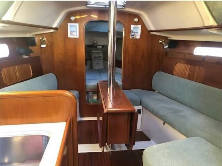 Yachtcharter Oceanis 321 3cab salon