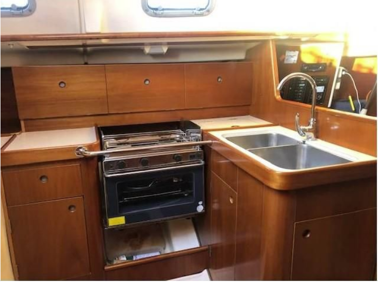 Yachtcharter Oceanis 321 3cab Kitchen